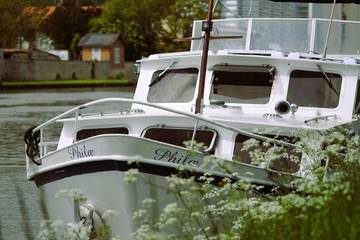 Bateau pour 4 personnes, avec terrasse et vue à Nemours