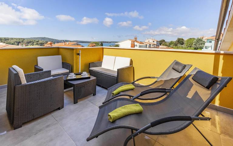 Apartamento de vacaciones para 6 personas, con terraza además de jardín y vistas al mar - 1