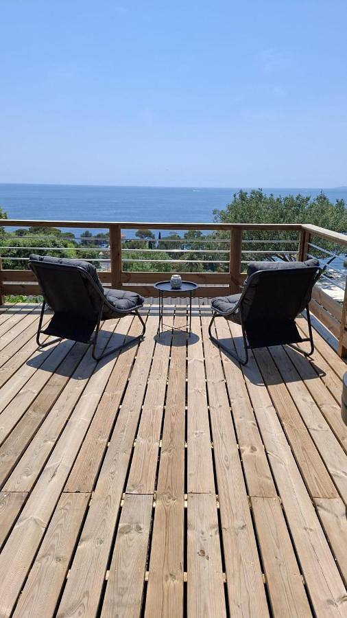 Parc de vacances pour 4 personnes, avec Balcon et Terrasse ainsi que Jardin et Bassin pour enfant à Saint-Raphaël