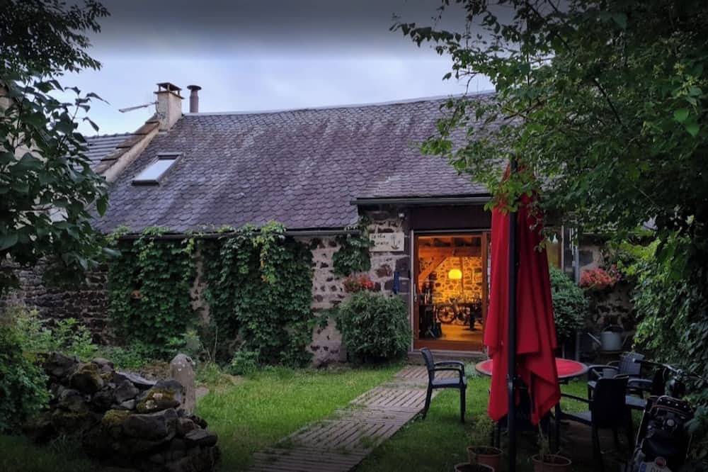 Maison au pied du puy de dôme située dans la chaine des puys proche de Vulcania. in Ceyssat, Parc naturel régional des Volcans d'Auvergne