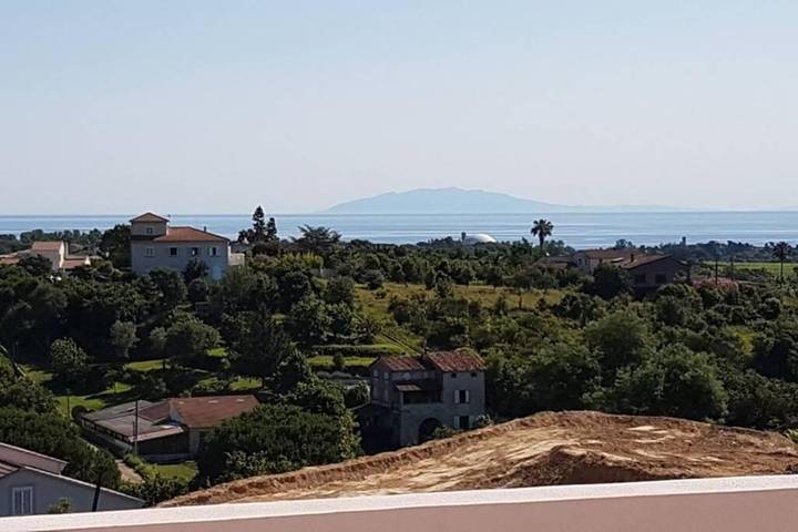 Gîte pour 4 personnes, avec Terrasse ainsi que Jardin et Vue à Talasani - 2