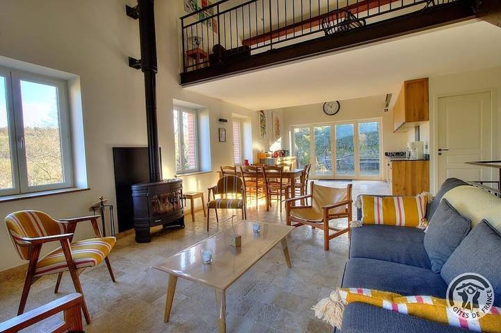 Location de vacances pour 4 personnes, avec jardin et terrasse à Civrieux-d'Azergues