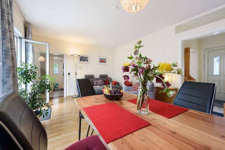 Entire apartment, Holiday Apartment “Rosenrot” on Lake Constance with Wi-Fi & Terrace in Überlingen, Region Bodensee-Oberschwaben