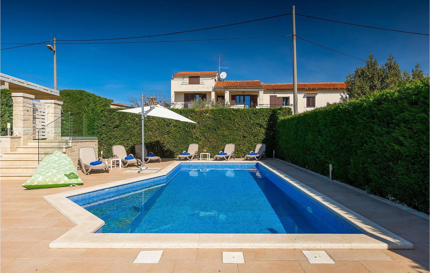 Gemütliche 2-Zimmer-Wohnung mit Pool, WLAN und Parkplatz in der Nähe von Labinci und dem Restaurant Žardin in Kastelir, Općina Kaštelir - Labinci