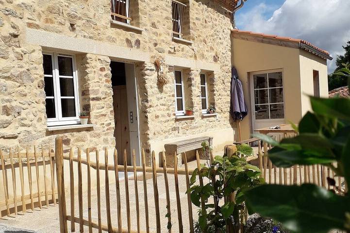 Gîte pour 8 personnes, avec jardin à Nesmy