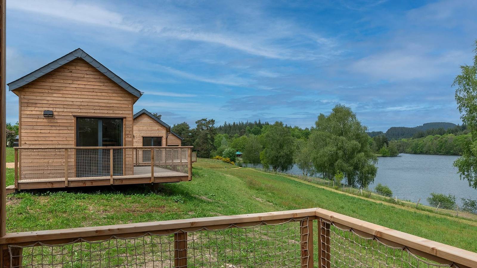 Entire apartment, Huts lac view (2 adults + 2 children (under 12)) in Meyrignac-l'Église, Tulle region