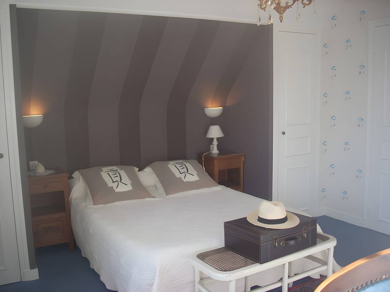 Bed and Breakfast 'La Chambre Bleue' with Shared Terrace, Shared Garden and Wi-Fi in Lanhouarneau, Morlaix region
