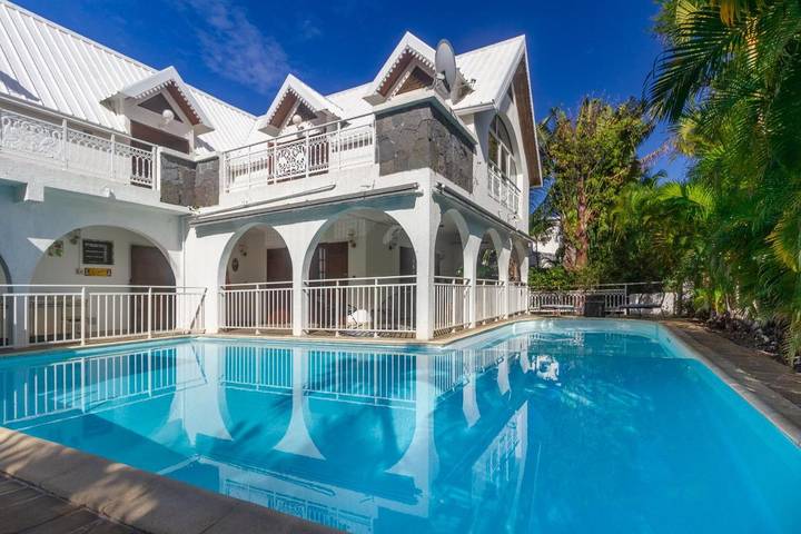 Chalet para 12 personas, con piscina además de jardín y terraza - 1