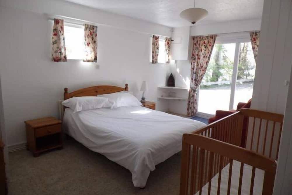 Secluded beachside 4 bed house, family & dog friendly, stunning creek views in Pembrokeshire