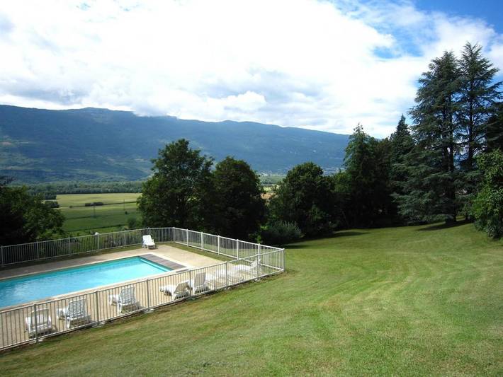 Gîte pour 6 personnes, avec terrasse ainsi que jardin et piscine à Serrières-en-Chautagne - 3