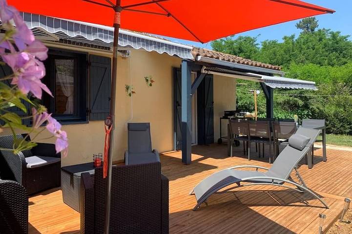 Location de vacances pour 6 personnes, avec piscine ainsi que jardin et terrasse, animaux acceptés à Saint-Crépin-et-Carlucet