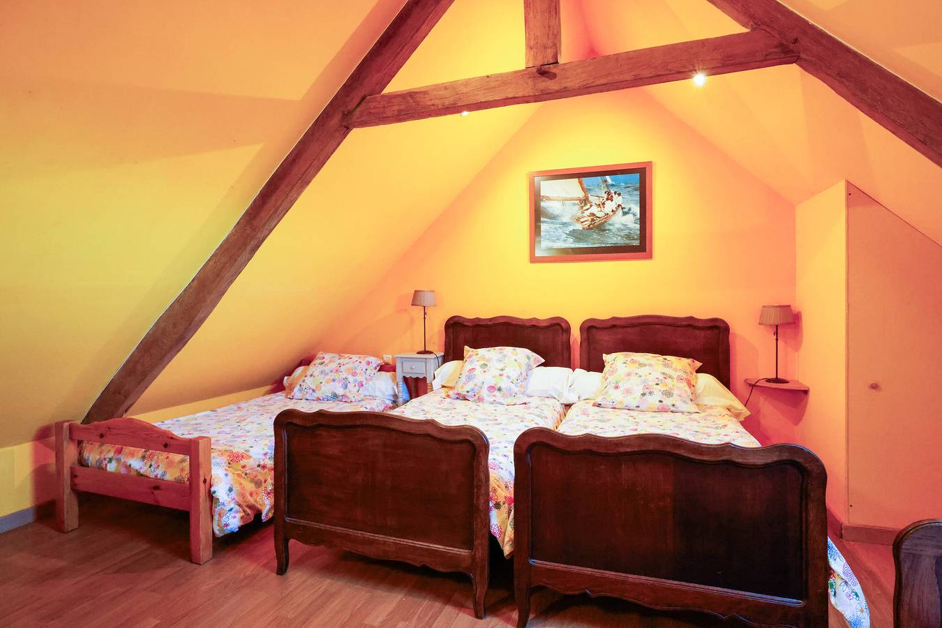 Cottage 'Gite Penn Ar Bed' with Private Terrace, Shared Garden and Wi-Fi in Cast, Châteaulin Området