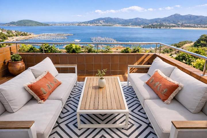 Apartamento de vacaciones para 8 personas, con vistas además de piscina y jardín - 1