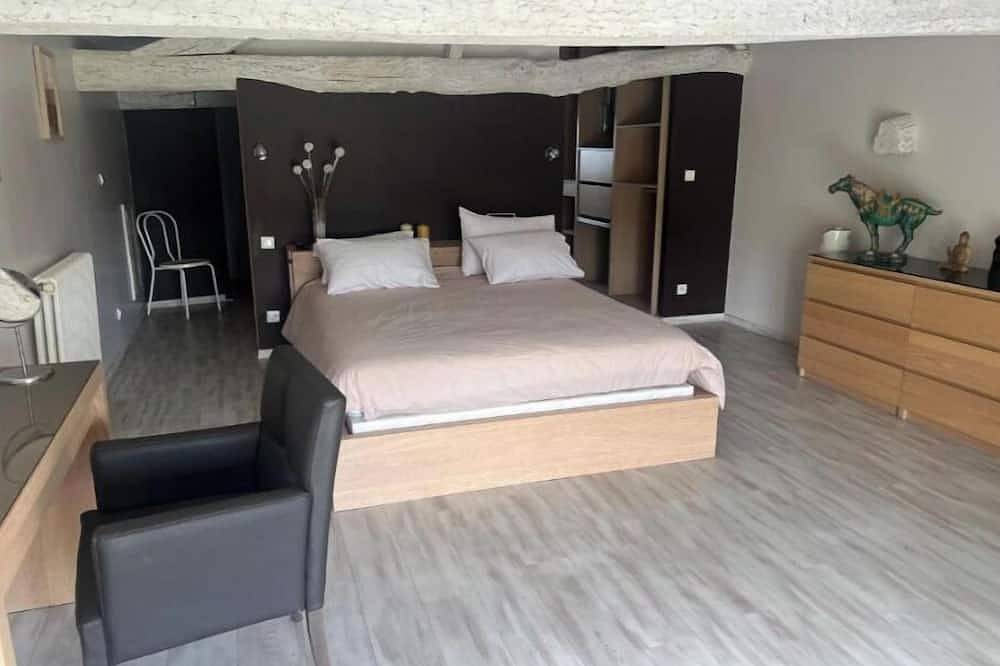 Maison de campagne près d’Agen. Une grande piscine , 5 chambres in Foulayronnes, Quercy