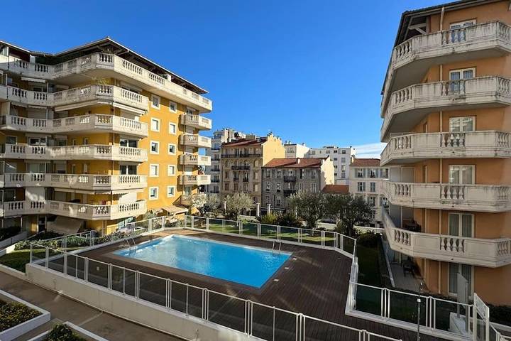 Gîte pour 4 personnes, avec terrasse ainsi que vue et piscine dans Plage Magnan