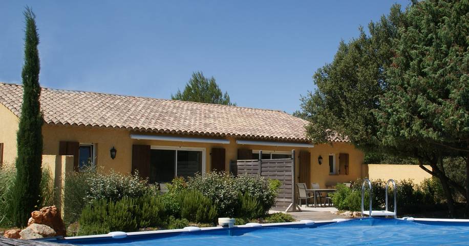 Gîte pour 6 personnes, avec piscine, adapté aux familles à Régusse