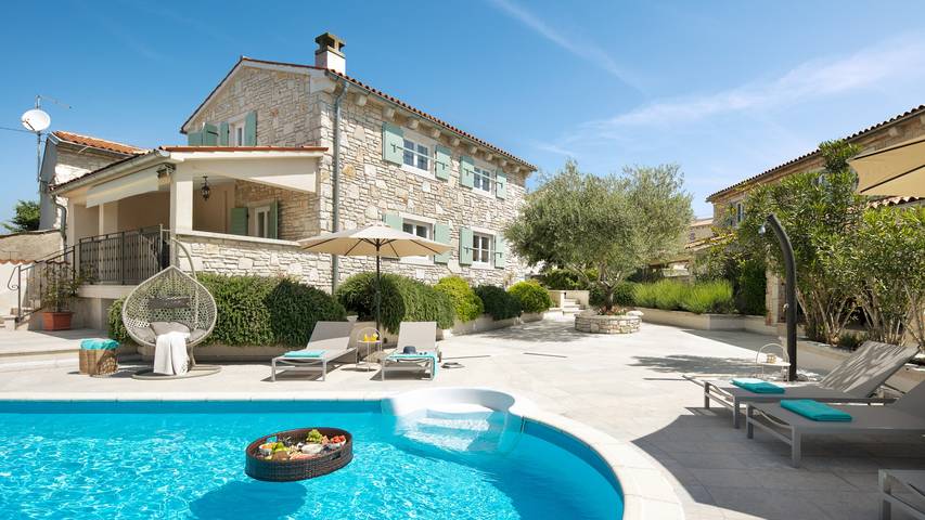 Ferienhaus für 4 Personen, mit Terrasse und Garten sowie Sauna und Pool