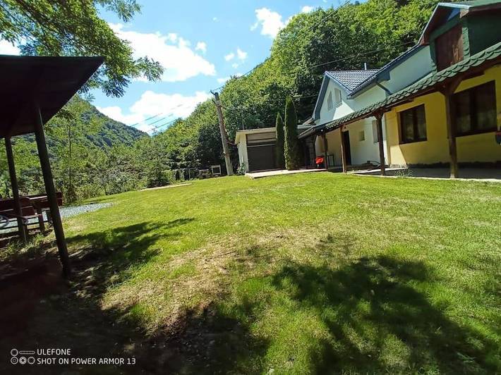 Location de vacances pour 6 personnes, avec vue sur le lac ainsi que vue et jardin dans Cluj-Napoca