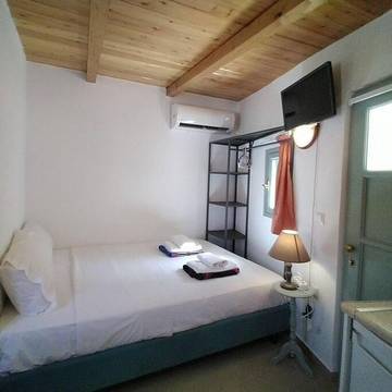 Gîte pour 2 personnes, avec terrasse ainsi que vue et jardin, animaux acceptés dans Leonidion