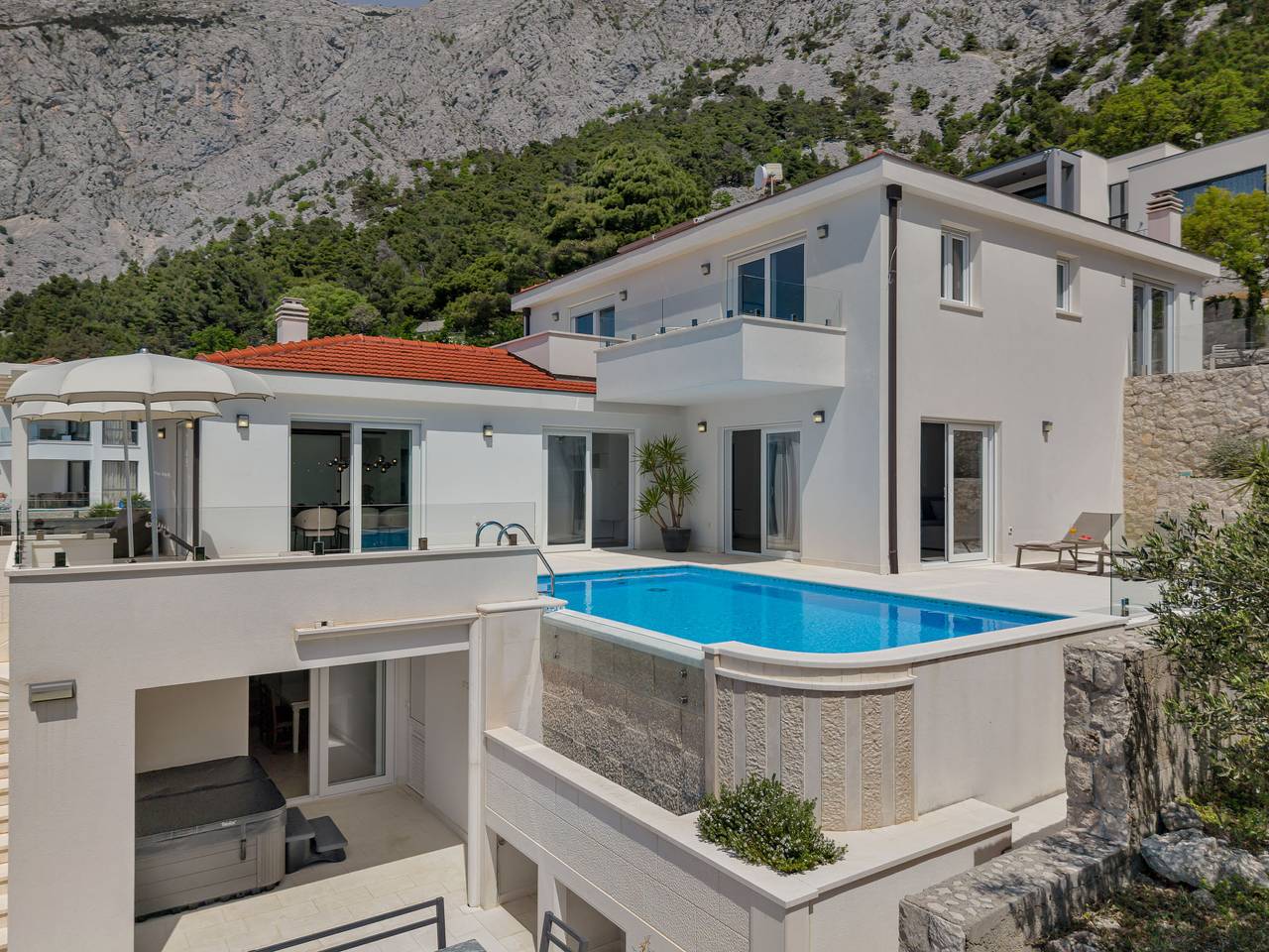 Feriehus for 10 personer med terrasse in Baska Voda, Makarska Riviera