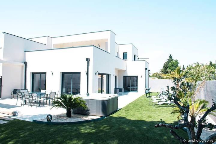 Villa pour 8 personnes, avec piscine ainsi que vue et jardin, animaux acceptés au Grau-d'Agde
