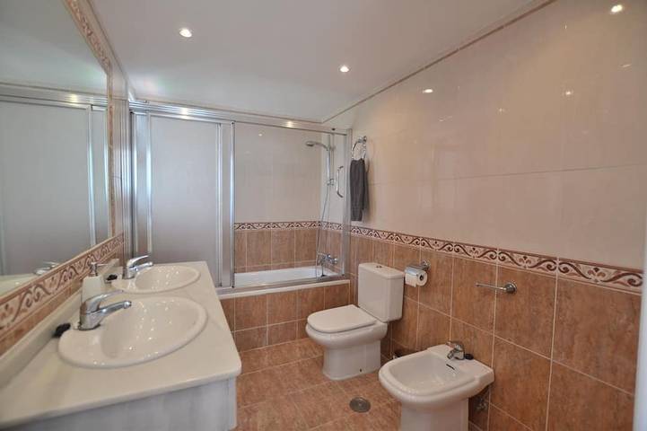 Haus, 3 Terrassen, direkt am Golfplatz, Schwimmbad, Tennisplatz. In Strandnähe in Nueva Andalucia Golf Valley, Marbella