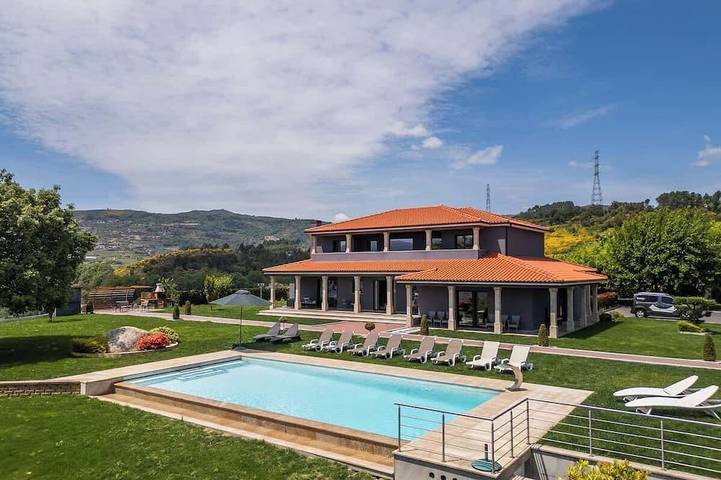 Location de vacances pour 21 personnes, avec Balcon ainsi que Jardin et Piscine dans Santa Marinha do Zêzere