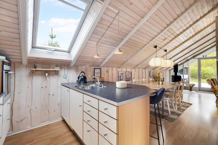 Gemütliches, helles Haus mit schöner Holzterrasse auf eingezäuntem Grundstück in Nørhede Vest, Ulfborg