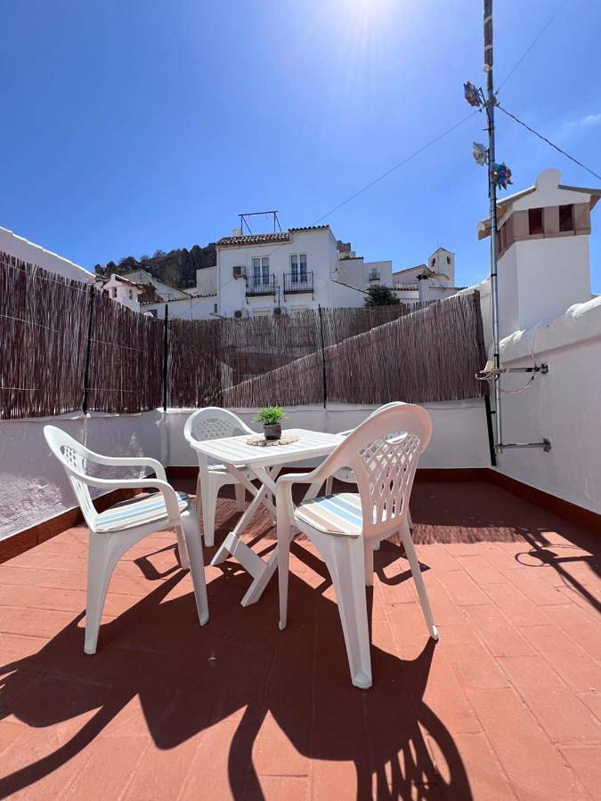 Apartamento para 5 personas, con terraza además de vistas y vistas al lago, Se admiten mascotas en Zahara de la Sierra