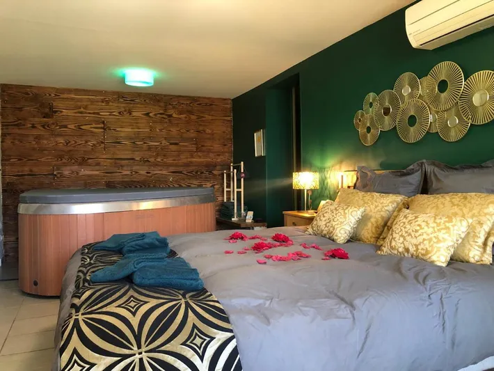 Apartamento de vacaciones para 2 personas, con sauna y piscina además de jacuzzi y jardín - 1