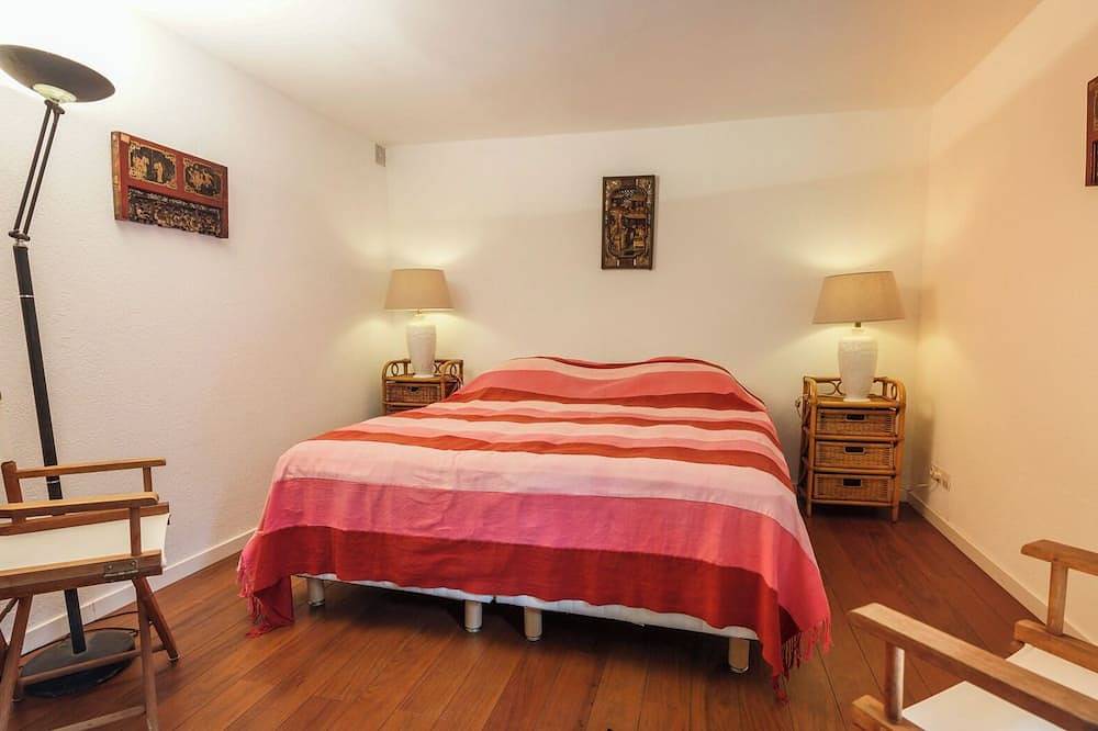 Appartamento intero, Porquerolles island, large architect-designed apartment overlooking the sea. in Hyeres, Porquerolles