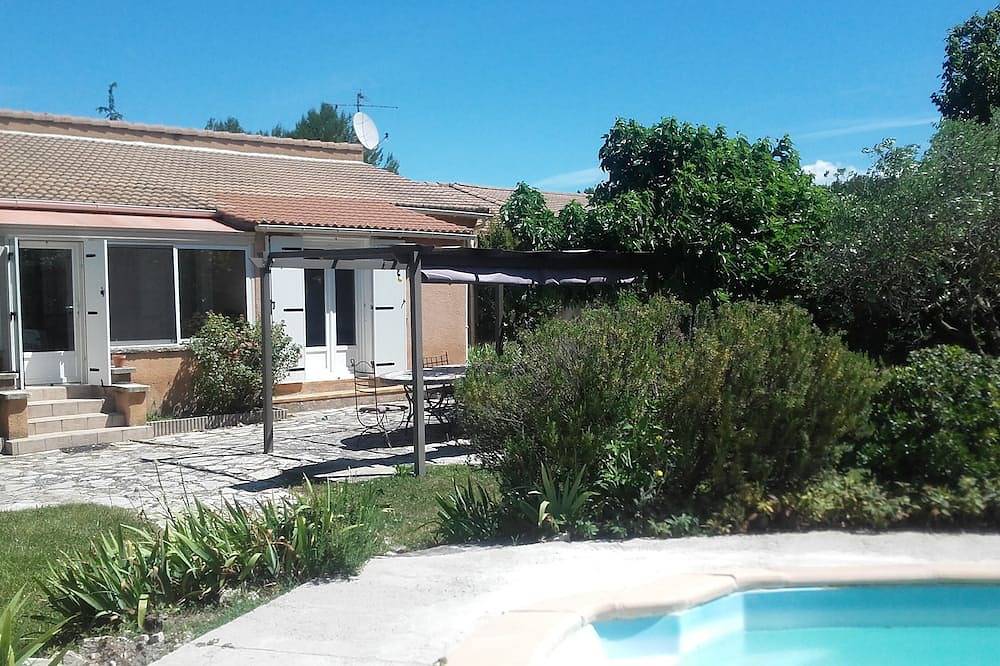 Villa tout confort 8 personnes avec piscine in Velleron, Vaucluse
