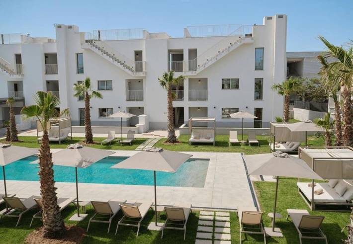 Apartahotel para 3 personas, con jardín además de terraza y piscina en Palma