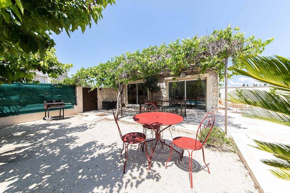 Country house in the heart of Provence with private pool and fenced garden in Velleron, Vaucluse
