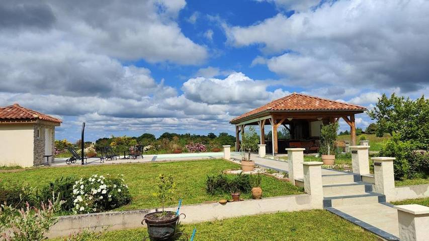 Location de vacances pour 12 personnes, avec vue ainsi que piscine et terrasse à Gamarde-les-Bains - 2