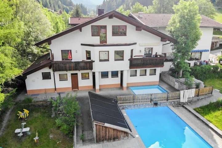 Ferienwohnung für 4 Personen, mit Pool und Balkon, mit Haustier