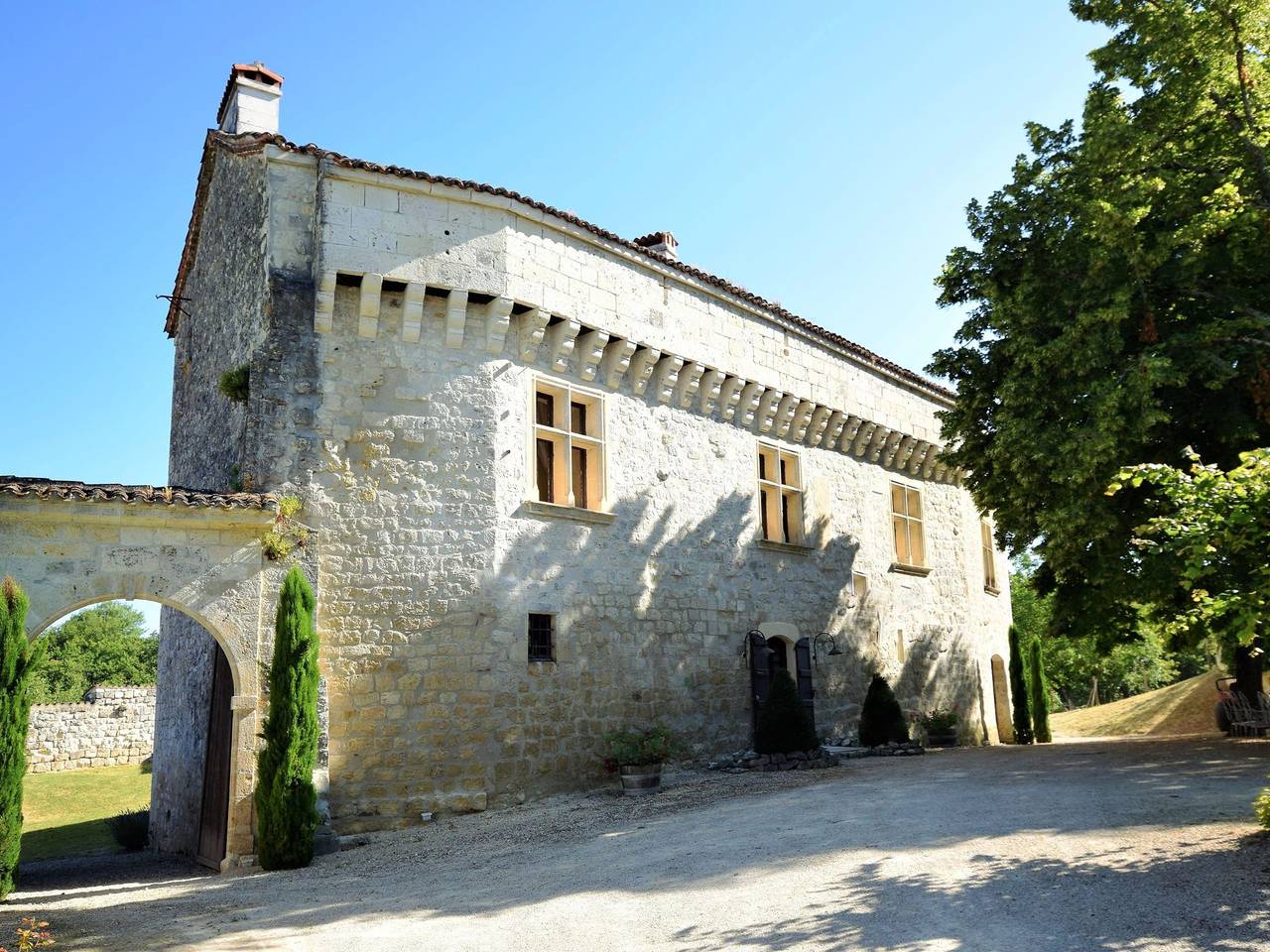 Historic château with private pool near Agen in Bon-Encontre, Agen Region