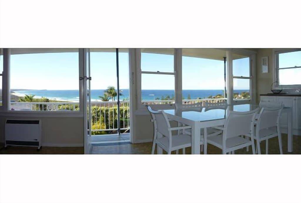Spektakulärer Meerblick von diesem perfekt aktualisierten Strandhaus der 60er Jahre in Dalmeny, New South Wales