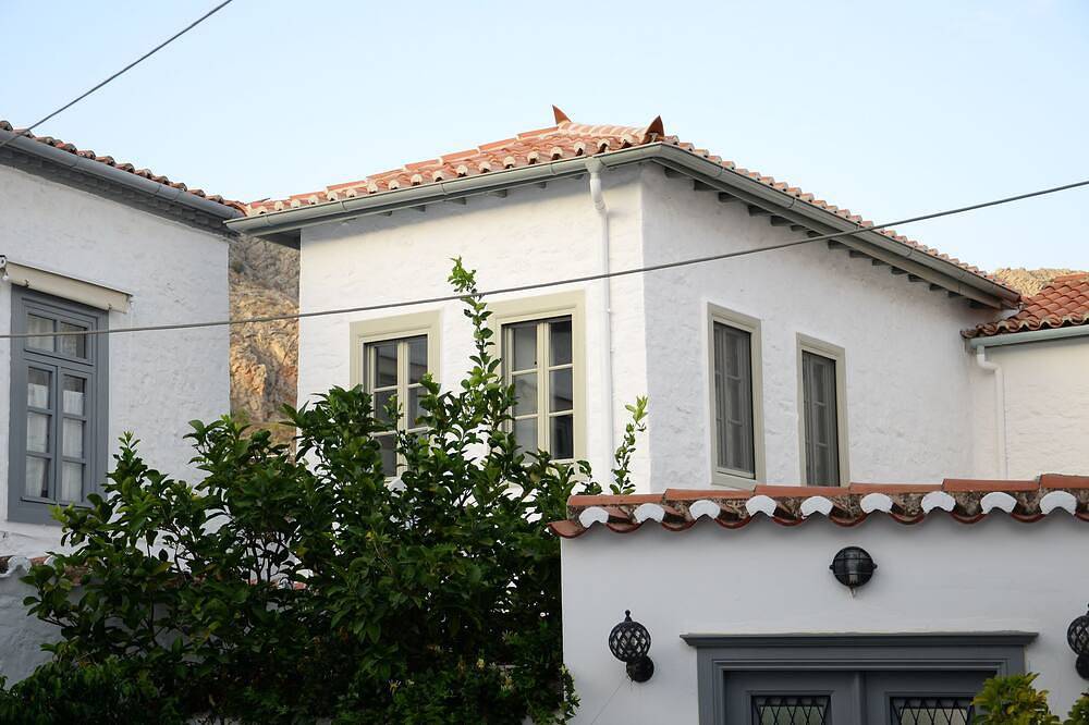 Superb 19C stone house with yard, 3 mins walk - no steps - to Hydra port in Hydra