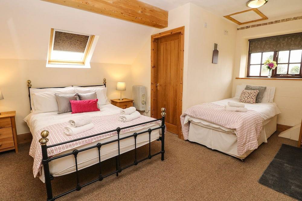 Bottomhouse Barn, pet friendly, luxury holiday cottage in Ipstones in Staffordshire