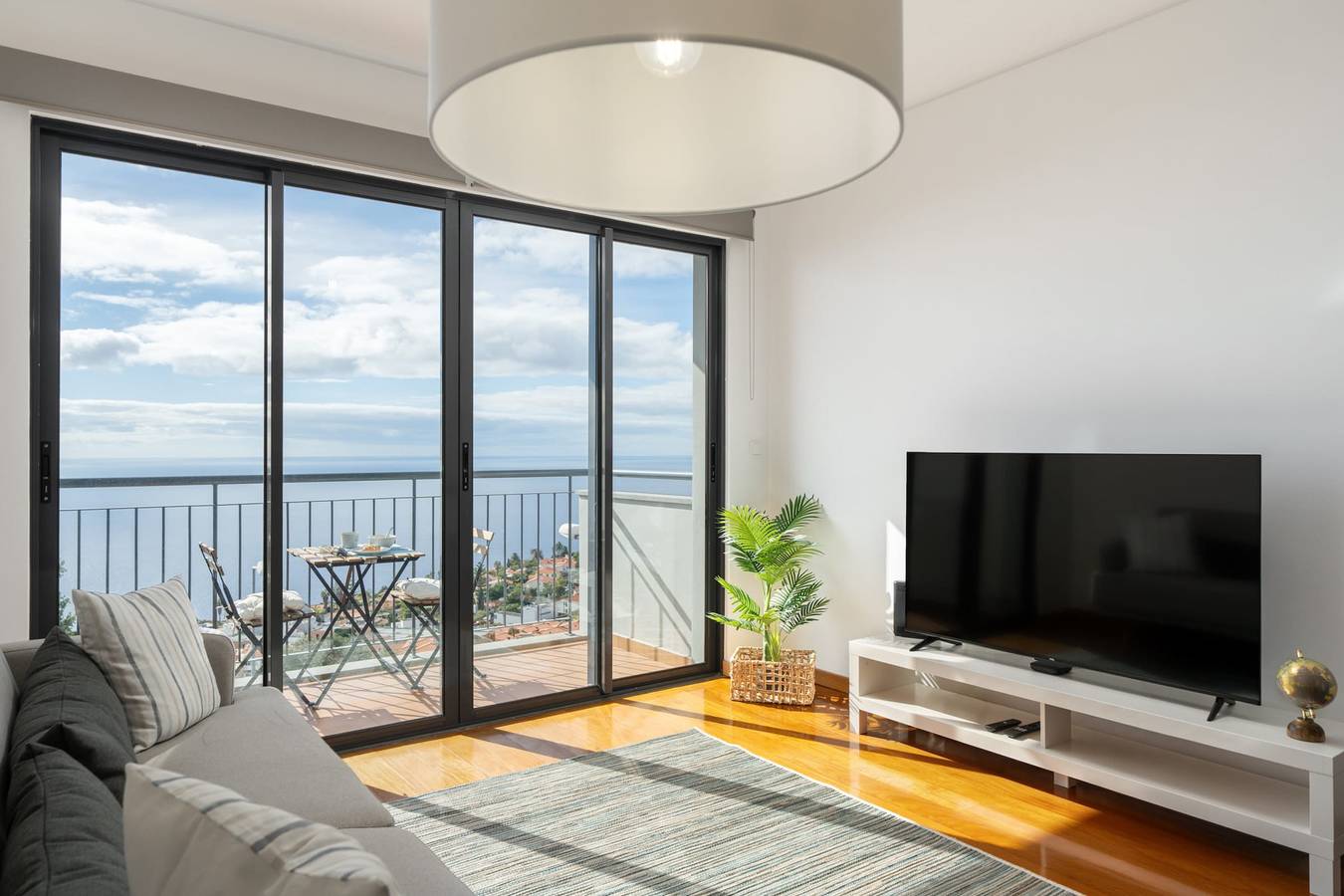 Ganze Wohnung, Blue Horizon Apartment - Mit Meerblick in Caniço, Madeira
