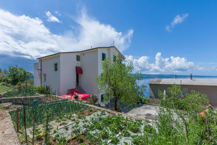 Ferienwohnung für 6 Personen, mit Terrasse und Garten in Omis