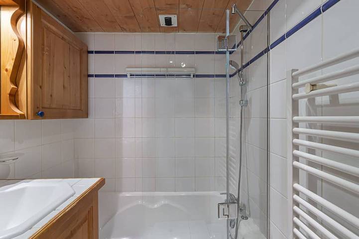 Ganze Wohnung, Ski-in Apartment mit Poolzugang und überdachtem Parkplatz in Meribel Village, Courchevel