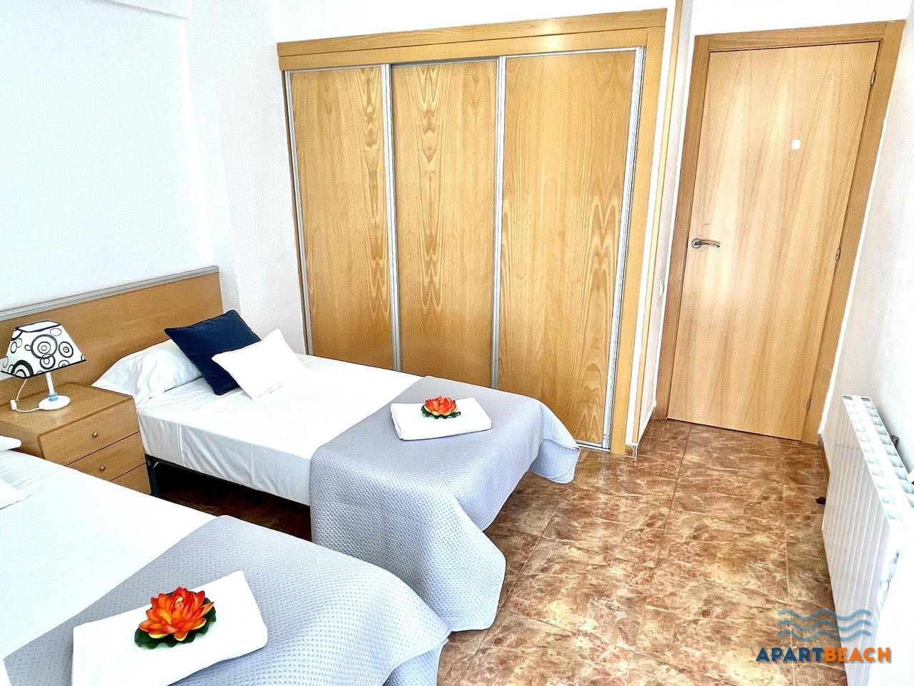 Apartamento entero, Amplio apartamento frente al mar con aire acondicionado, terraza y aparcamiento gratuito in La Pineda, Platja de la Pineda