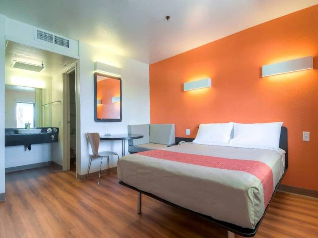 1 Cama Queen | Mini Nevera in Palm Springs, Coachella Valley