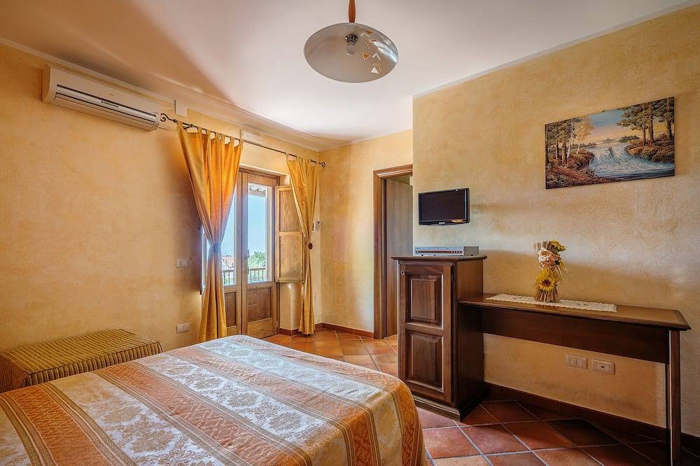 Newly restored villa with private pool for up to 14 people near Sorrento  in Vico Equense, Monti Lattari