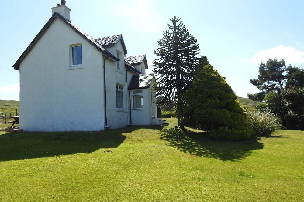 Cosy Traditional Croft House, close to white sandy beaches. in Highlands