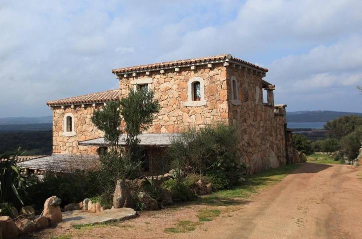 Villa per 6 persone, con piscina e terrazza nonché panorama a Palau (Sardegna)