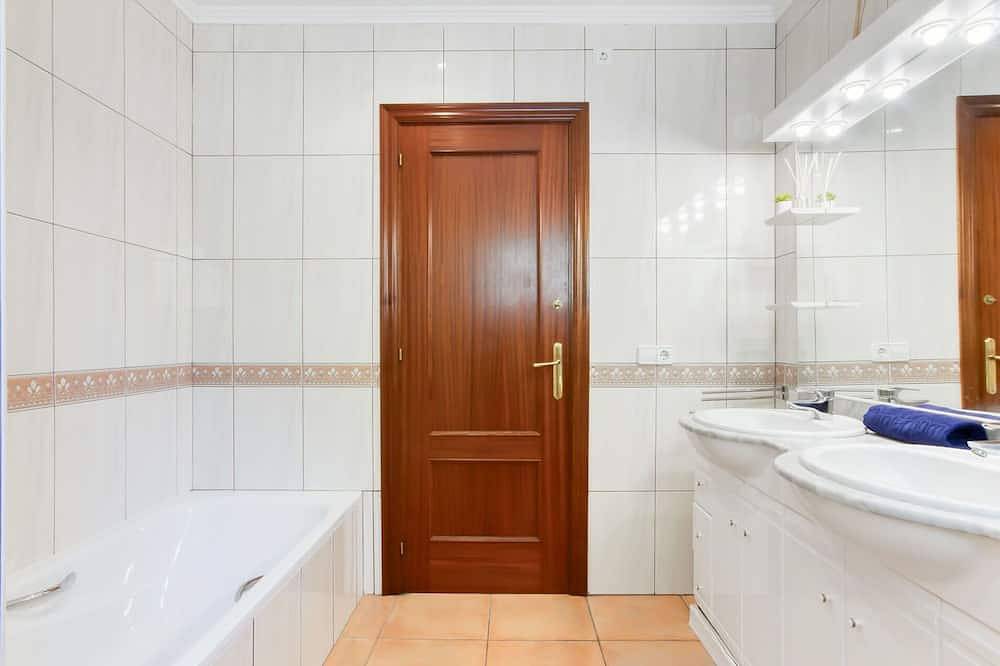 Alleinstehendes Ferienhaus mit  W-Lan, privatem Pool, Klimaanlage, Tv, Terrasse, Parkplatz in Palau-saverdera, Oberampurien