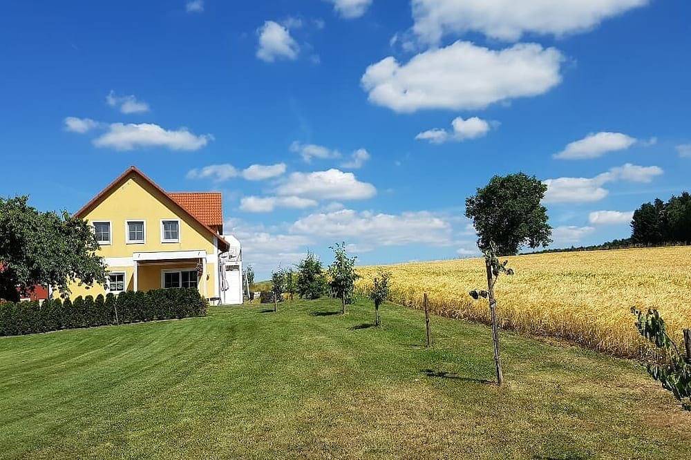 Ganze Wohnung, Haus Anna (90qm) mit zwei Schlafzimmern und Terrasse in Neunburg vorm Wald, Naturpark Oberpfälzer Wald
